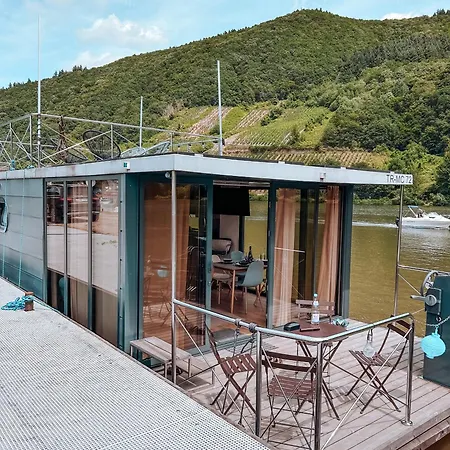 Lilly Hausboot Hotel en barco *