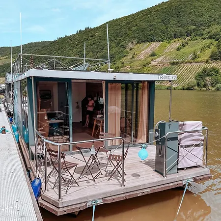 Botel Lilly Hausboot *